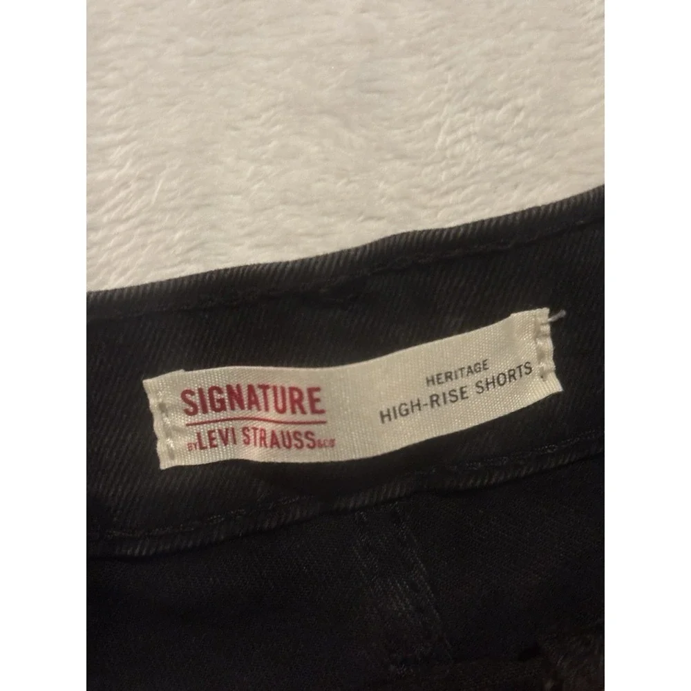 Levi's Signature Women's High-Rise Shorts‎ Heritage 18x34 Black Cutoff Raw Hem
